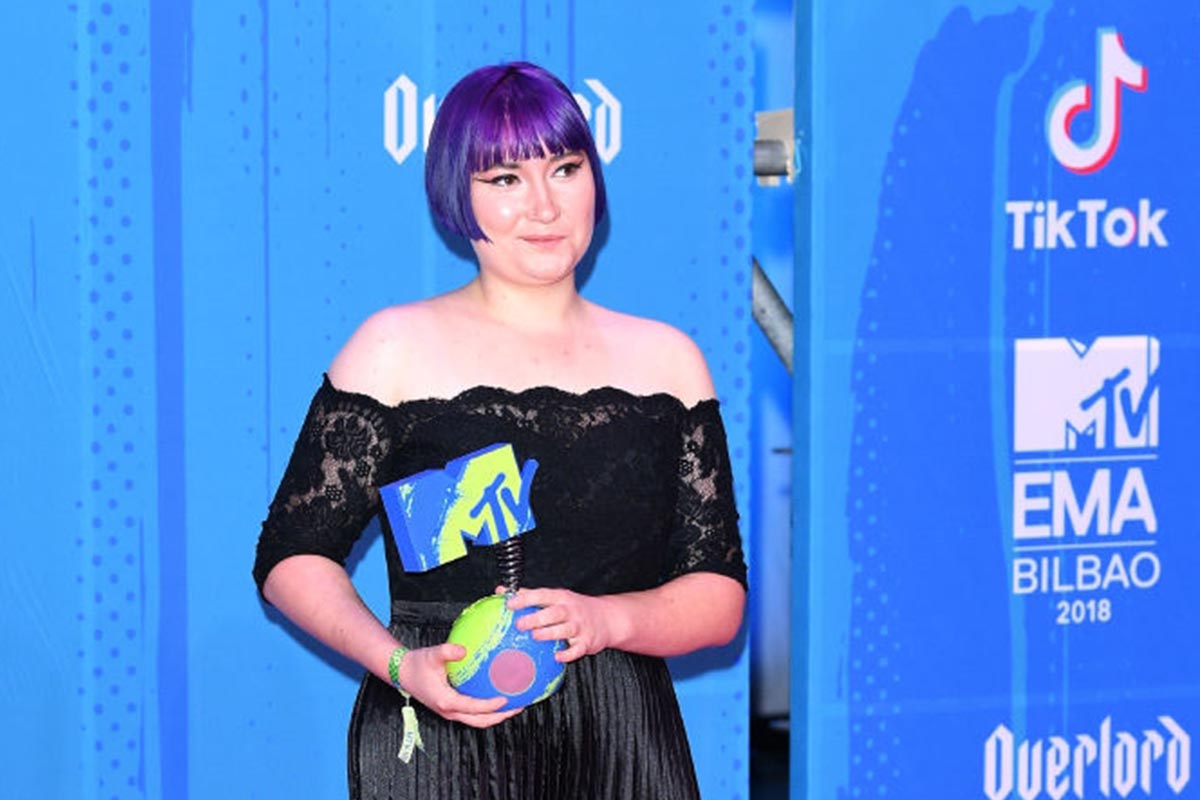 Ellen Jones with her MTV award in 2018